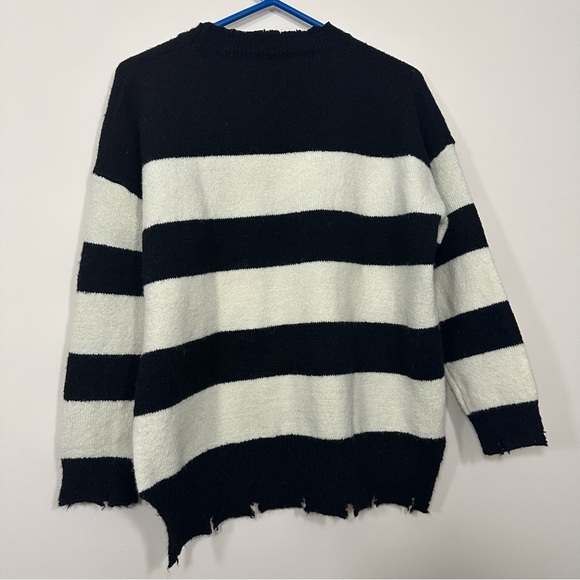 Lyla & Luxe wool blend striped white and black distressed edge sweater size S - Picture 13 of 13